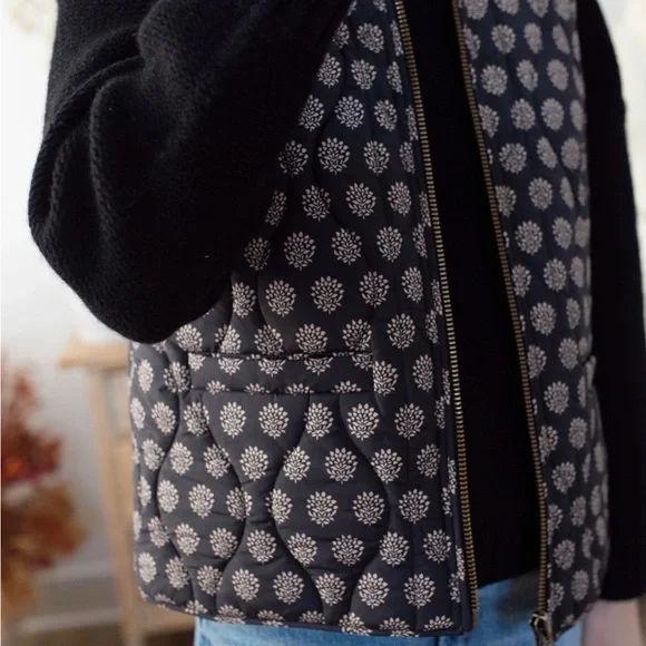 MAREA PRINTED PUFFER VEST - BLACK MINI MEADOW - Picture 5 of 6